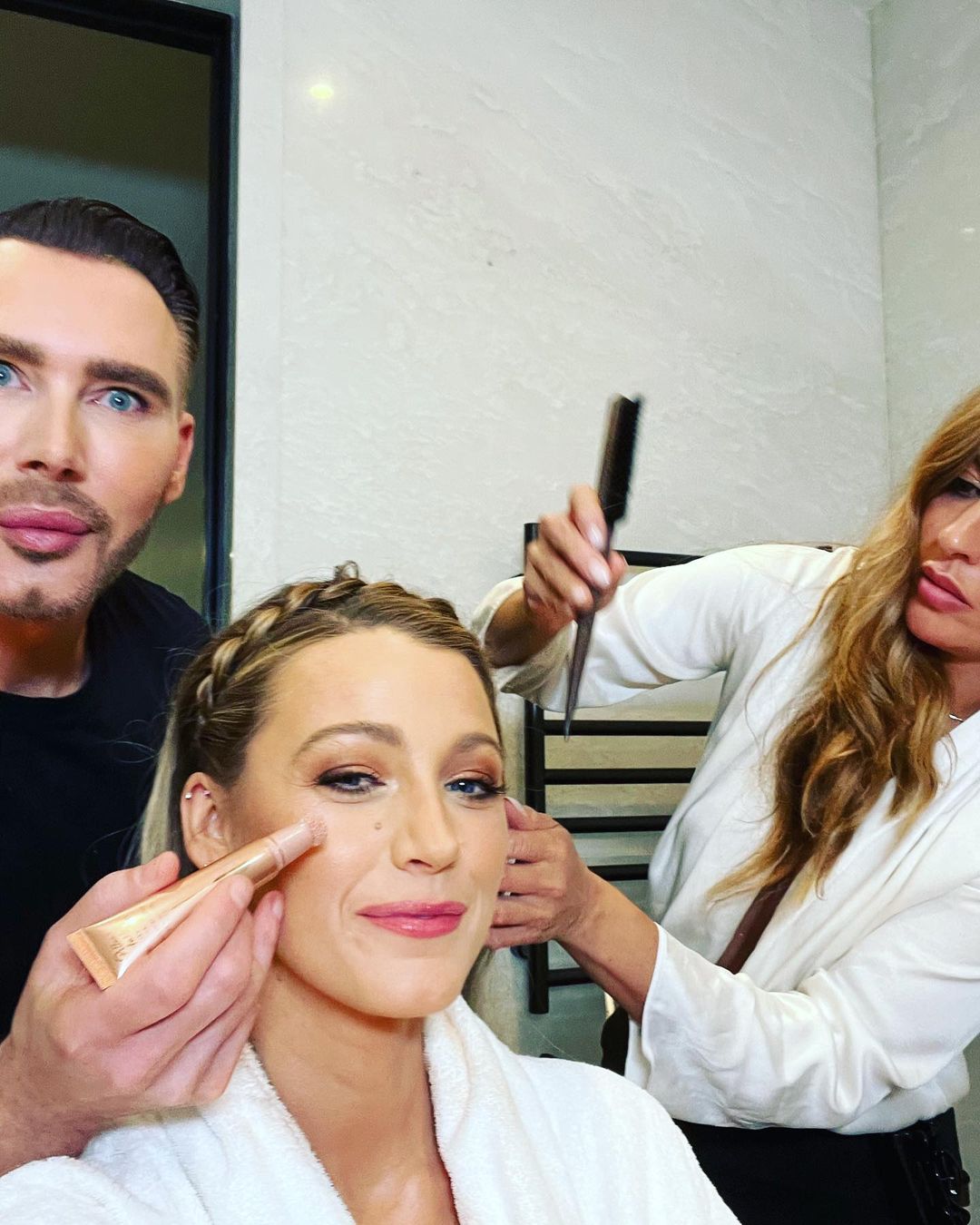 《死侍》愛妻 Blake Lively 主動曬 10 張懷孕照！怒氣沖沖槓狗仔：門口 11 名男子可以放過我了吧？
