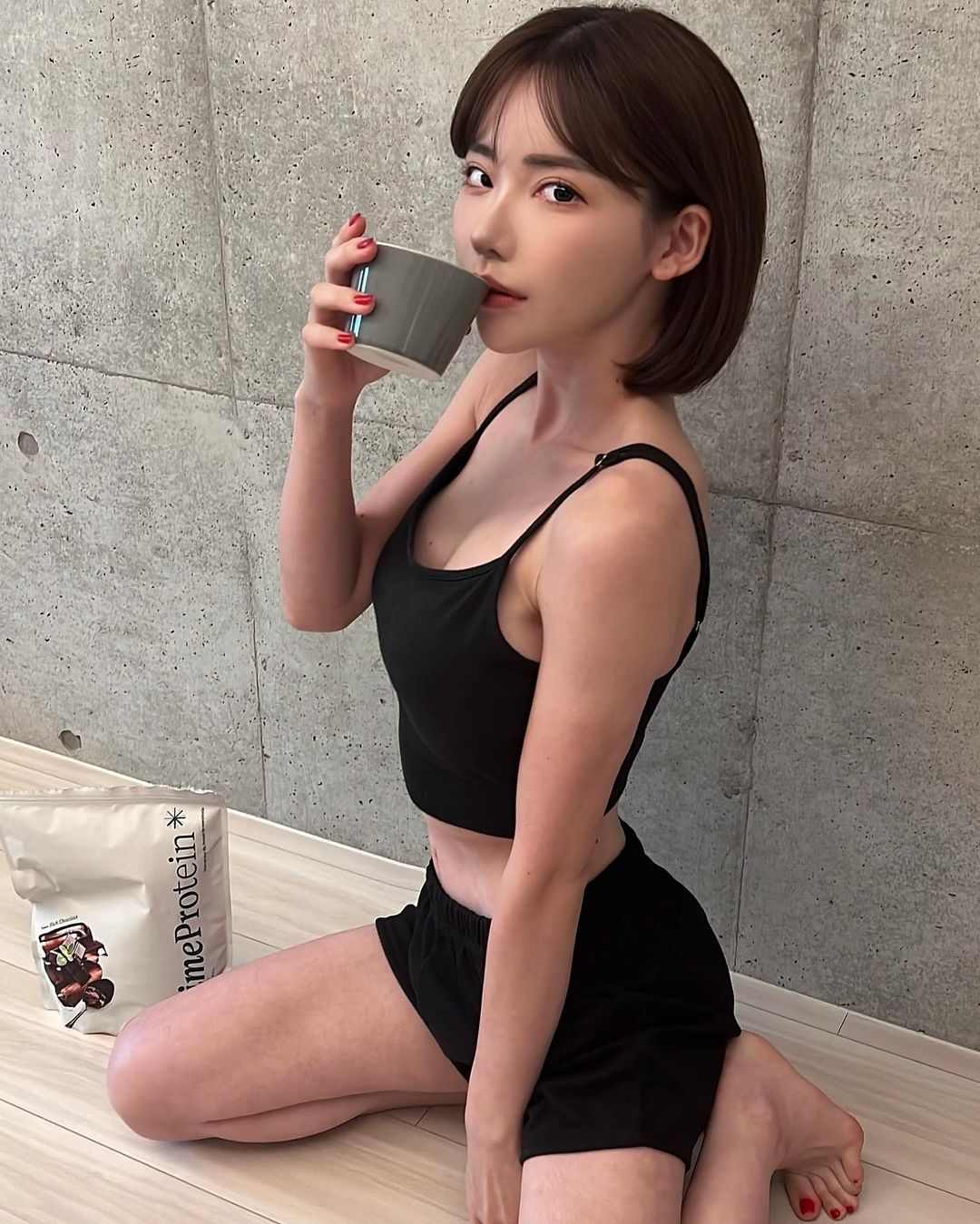 大奶奶可以做什麼？雞蛋一夾就破、還能夾住寶特瓶喝飲料！歐派網紅 8 分鐘影片只好無限重播