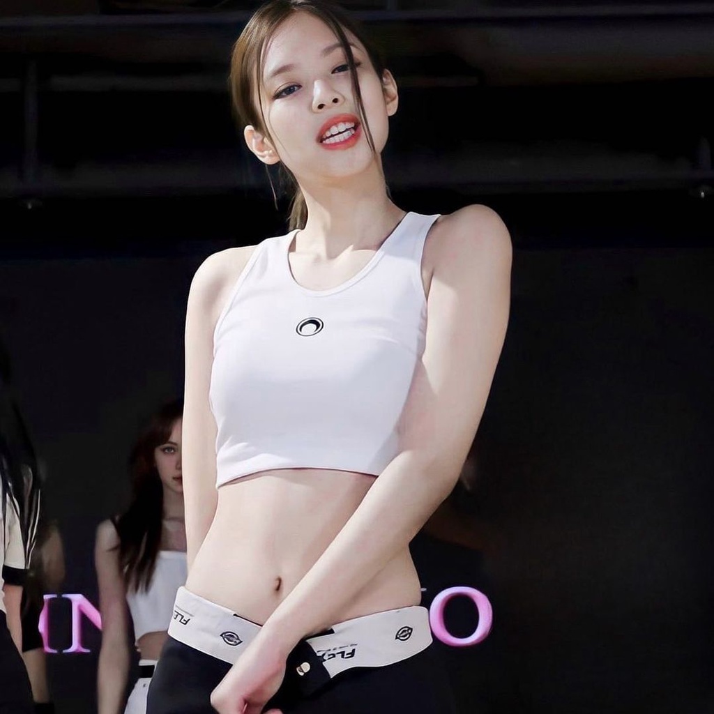 妹子衣櫃｜工裝只能很 MAN ？來看 JENNIE 如何用「 3 招」性感駕馭 Dickies 874 經典神褲！