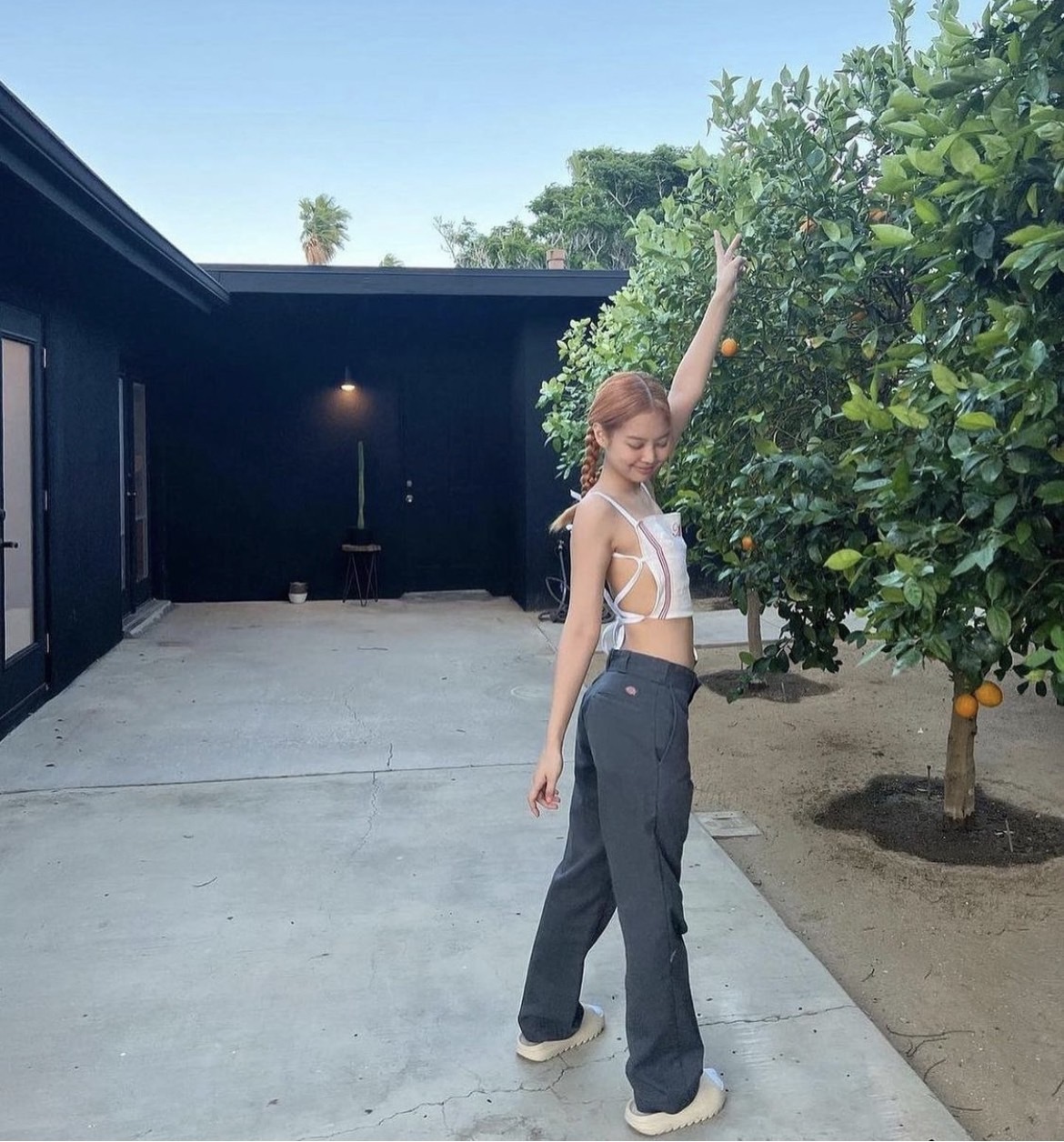 妹子衣櫃｜工裝只能很 MAN ？來看 JENNIE 如何用「 3 招」性感駕馭 Dickies 874 經典神褲！