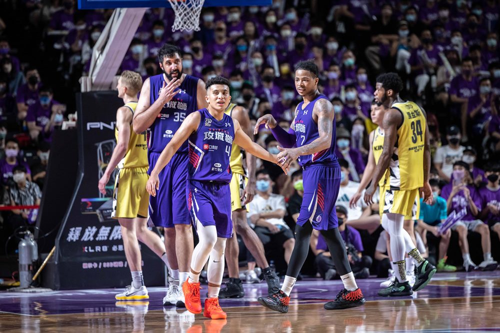 名人曬鞋｜頂薪球員就愛這一雙！高國豪最喜愛的四雙球鞋收藏，每一款都有故事！