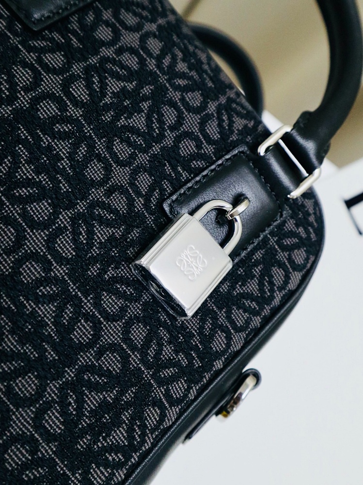 COOL 開箱｜超美緹花、背法多樣、日常外出剛剛好！細覽 LOEWE Amazona 15 包款