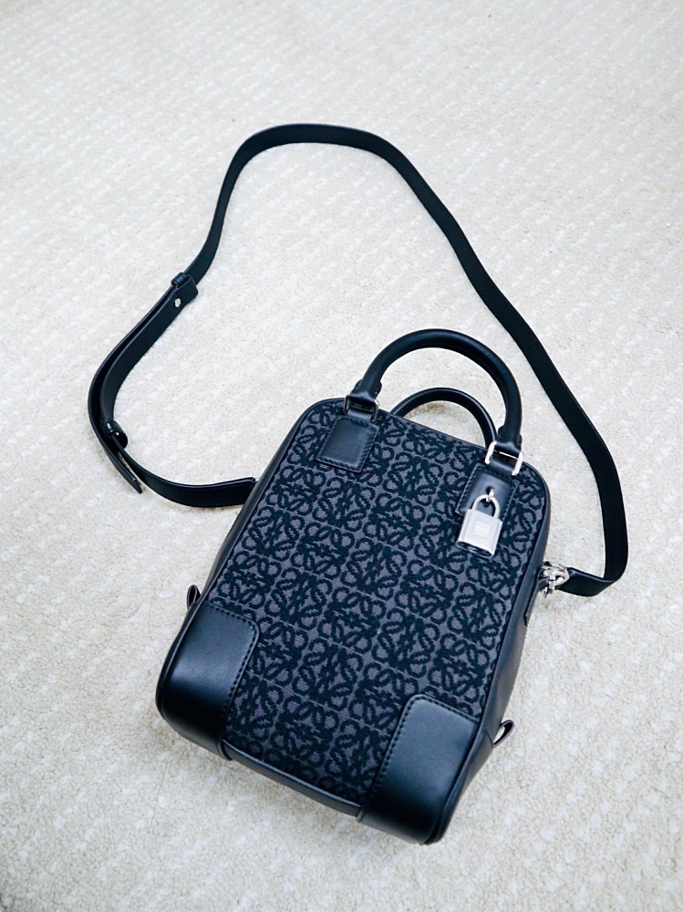 COOL 開箱｜超美緹花、背法多樣、日常外出剛剛好！細覽 LOEWE Amazona 15 包款