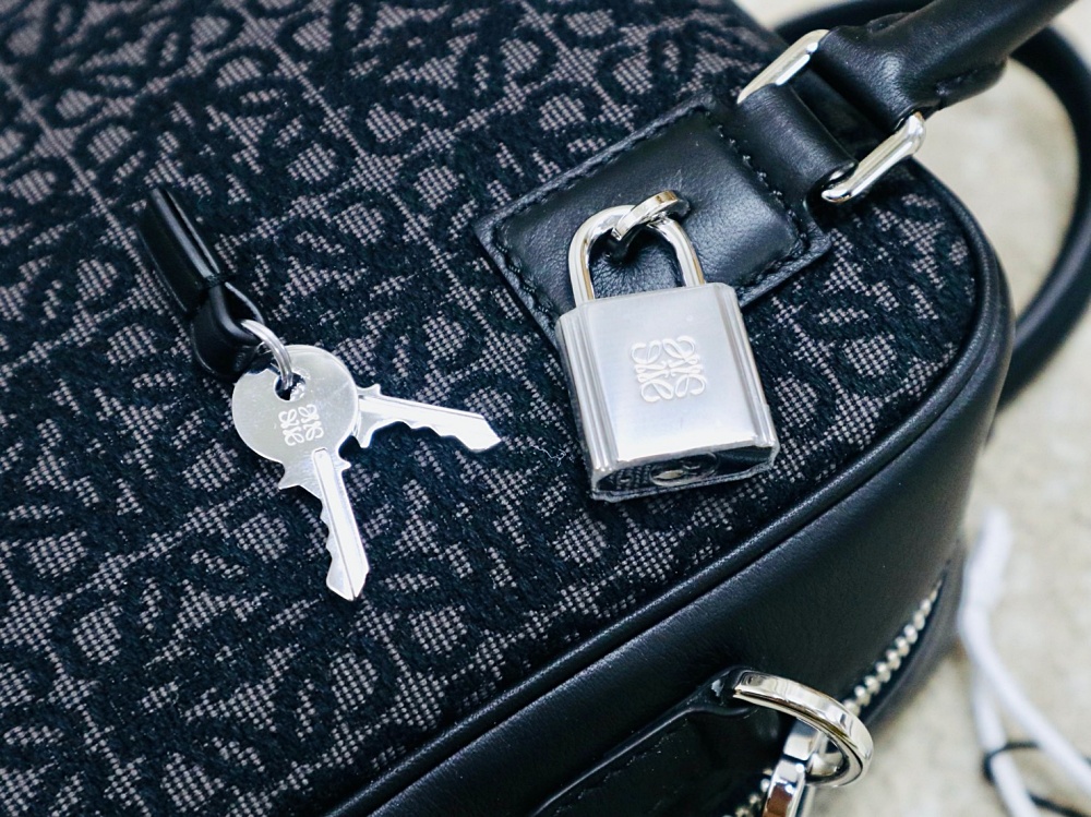 COOL 開箱｜超美緹花、背法多樣、日常外出剛剛好！細覽 LOEWE Amazona 15 包款