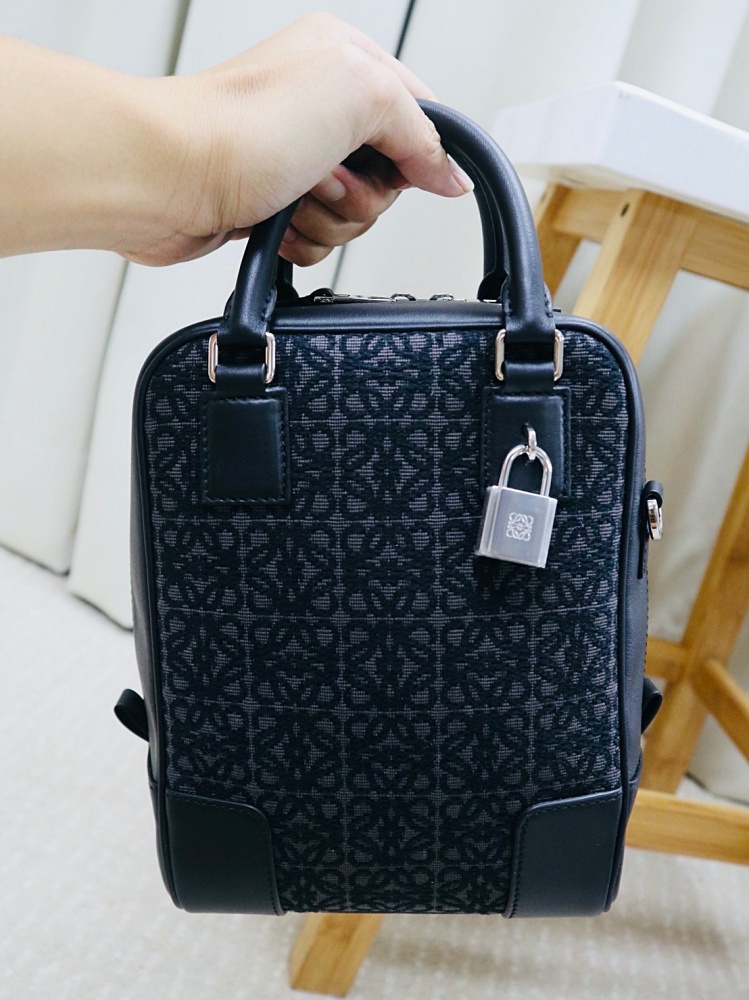 COOL 開箱｜超美緹花、背法多樣、日常外出剛剛好！細覽 LOEWE Amazona 15 包款