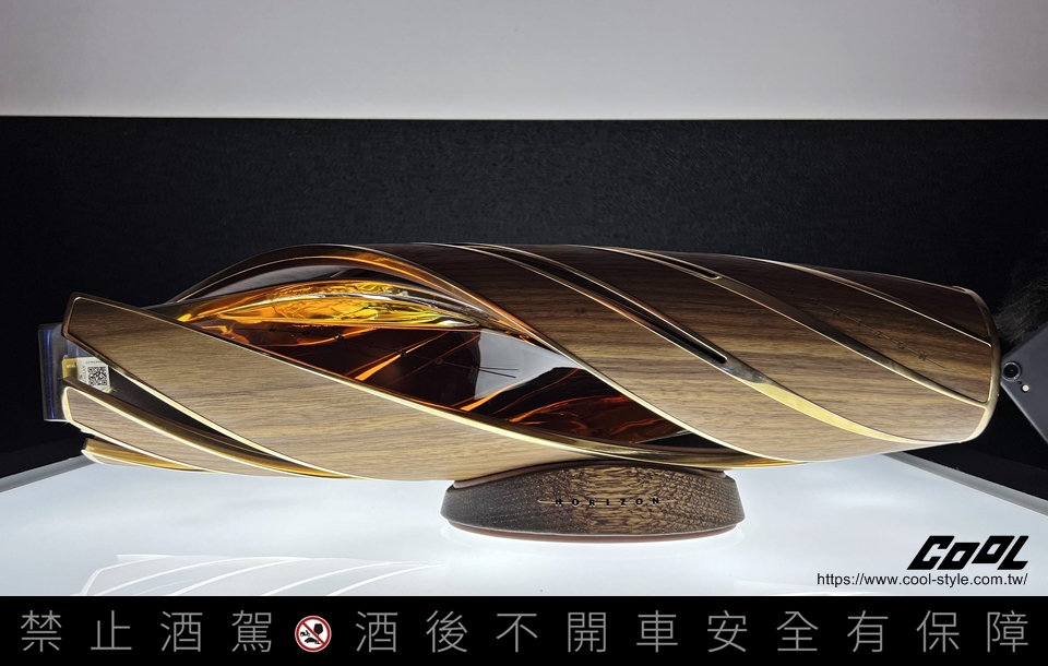 麥卡倫攜手賓利汽車重磅揭曉「麥卡倫Horizon原型」概念威士忌！臥式水平 180 度旋轉造型酒瓶美呆了！