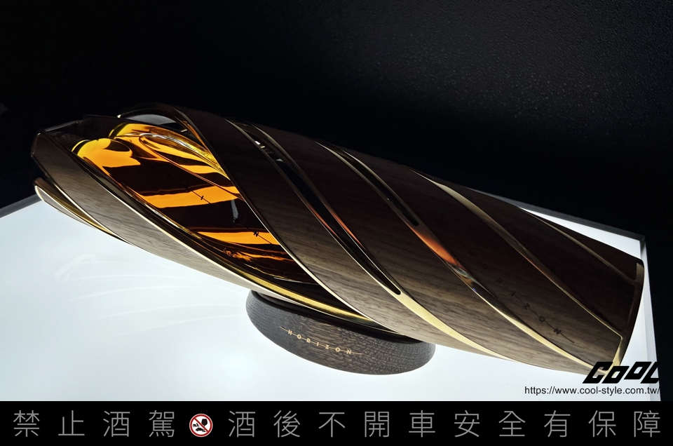 麥卡倫攜手賓利汽車重磅揭曉「麥卡倫Horizon原型」概念威士忌！臥式水平 180 度旋轉造型酒瓶美呆了！