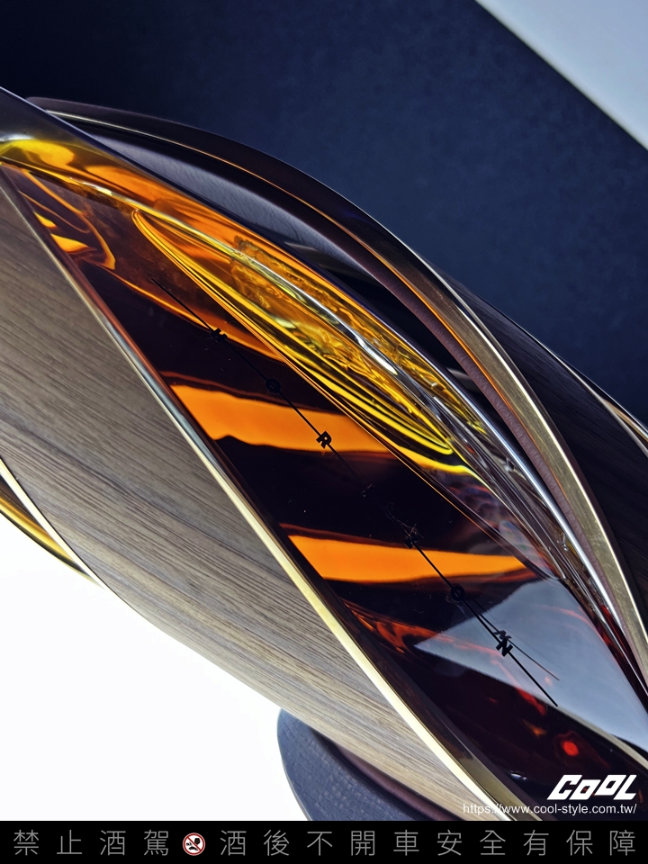 麥卡倫攜手賓利汽車重磅揭曉「麥卡倫Horizon原型」概念威士忌！臥式水平 180 度旋轉造型酒瓶美呆了！