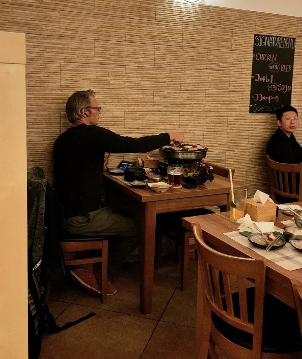 Mads Mikkelsen 被直擊一個人在布拉格的韓國餐廳吃烤肉