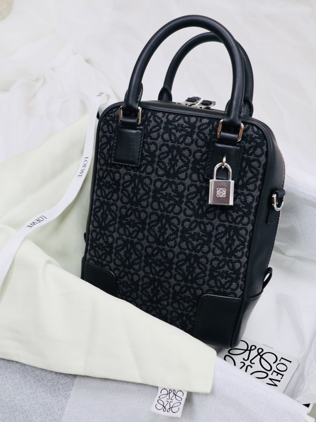 COOL 開箱｜超美緹花、背法多樣、日常外出剛剛好！細覽 LOEWE Amazona 15 包款