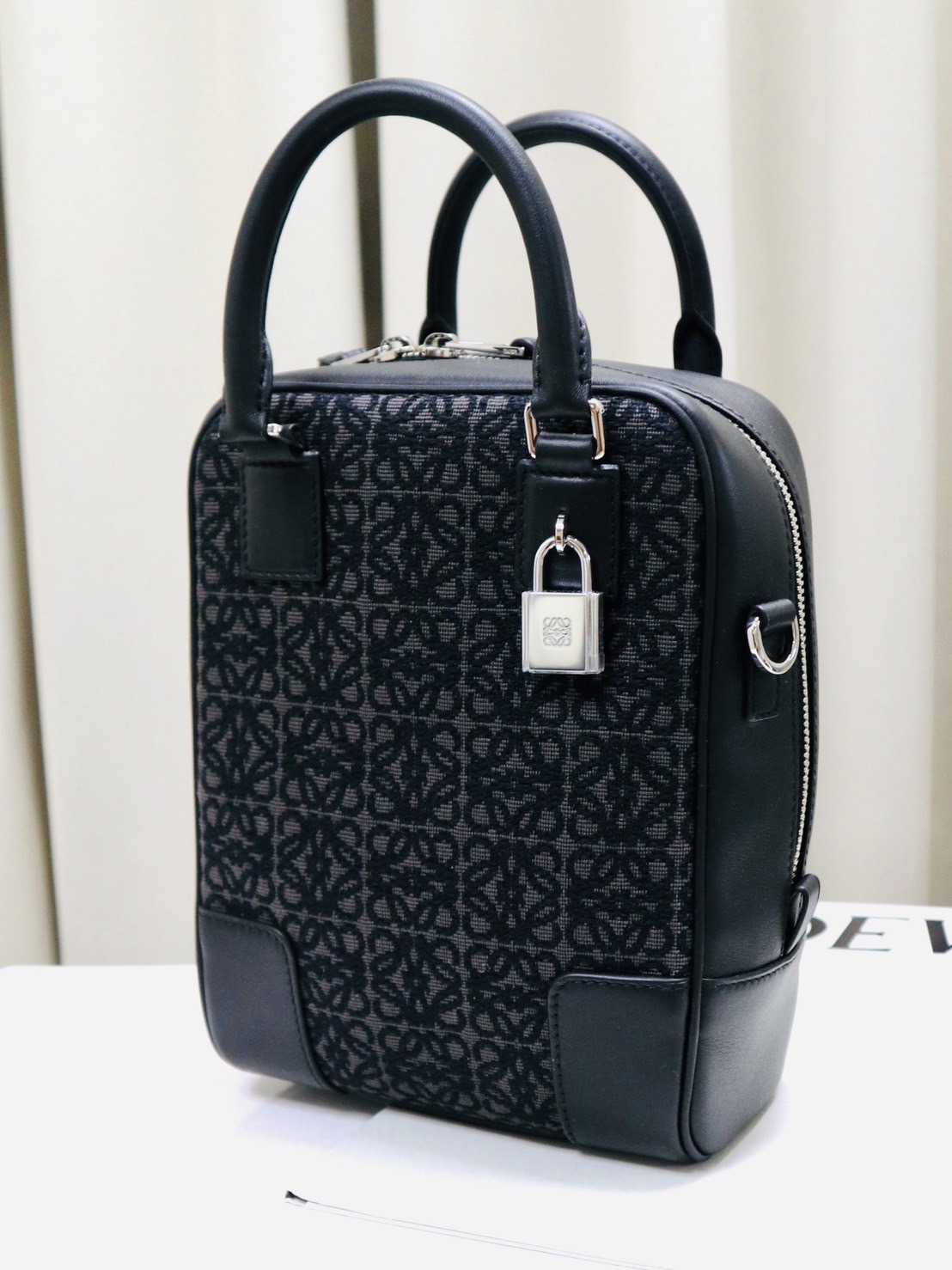 COOL 開箱｜超美緹花、背法多樣、日常外出剛剛好！細覽 LOEWE Amazona 15 包款