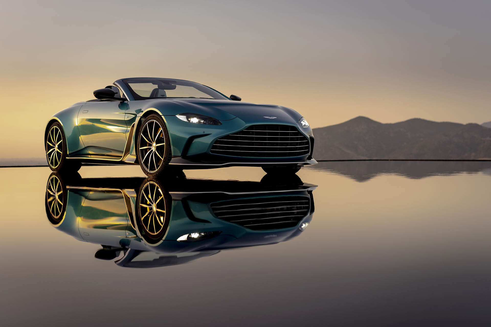 怎能錯過敞篷版？Aston Martin 推 V12 Vantage Roadster、全球限量 249 台！