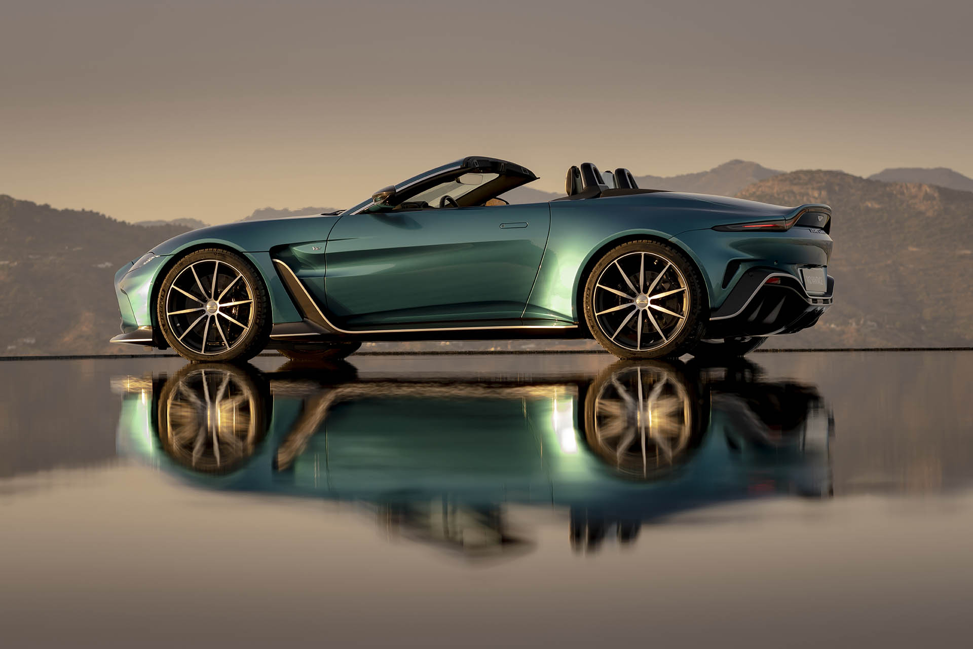 Aston Martin V12 Vantage Roadster-1