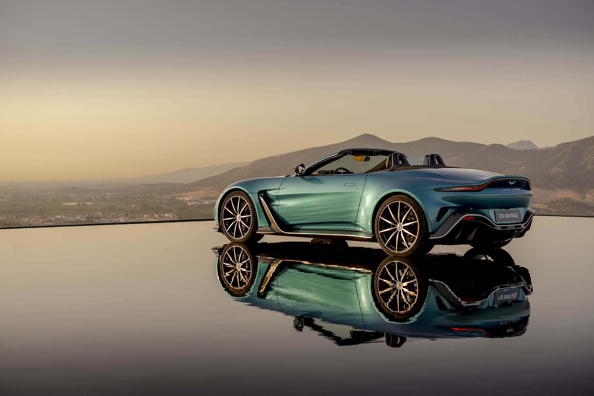 怎能錯過敞篷版？Aston Martin 推 V12 Vantage Roadster、全球限量 249 台！