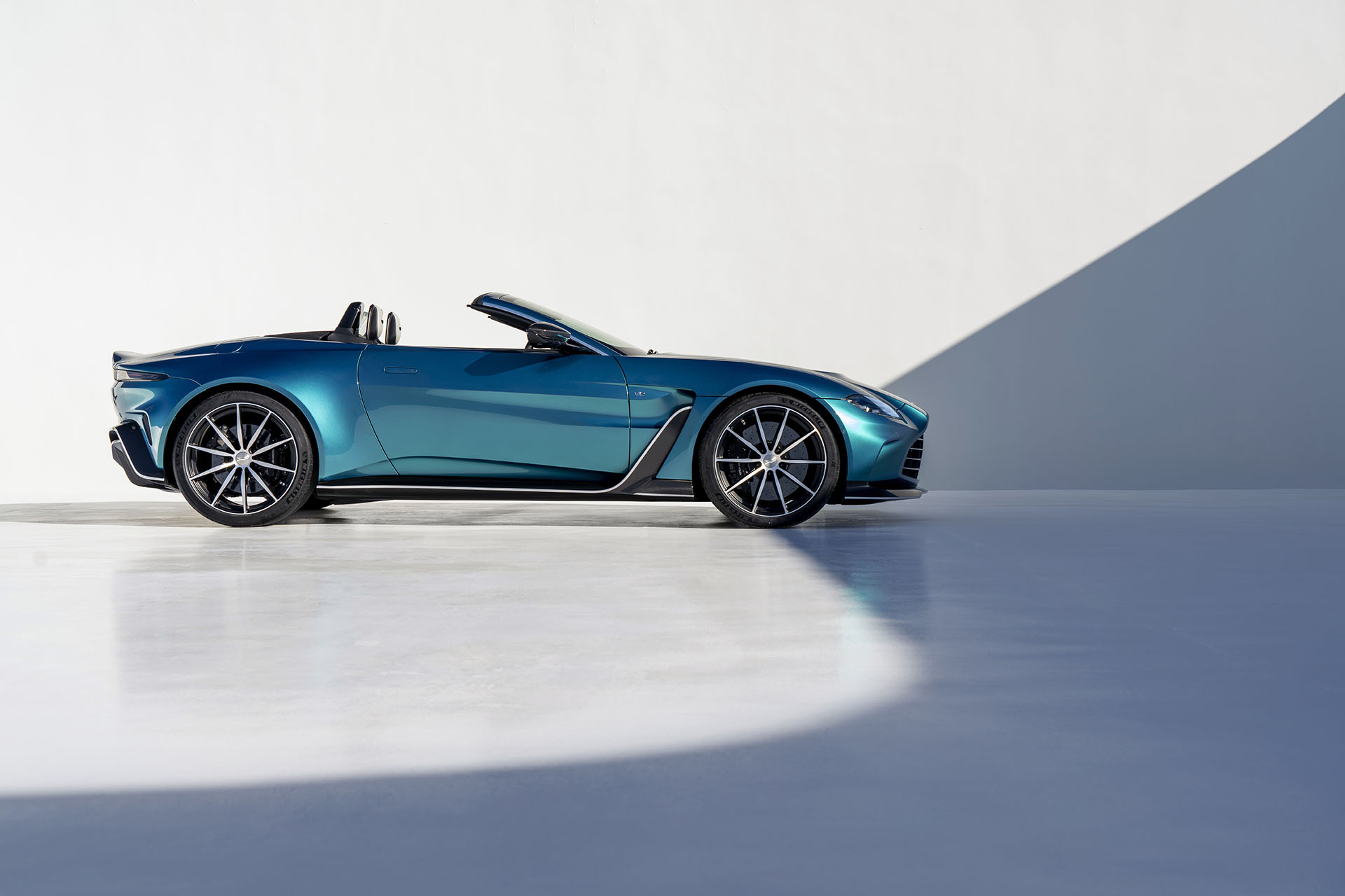 怎能錯過敞篷版？Aston Martin 推 V12 Vantage Roadster、全球限量 249 台！