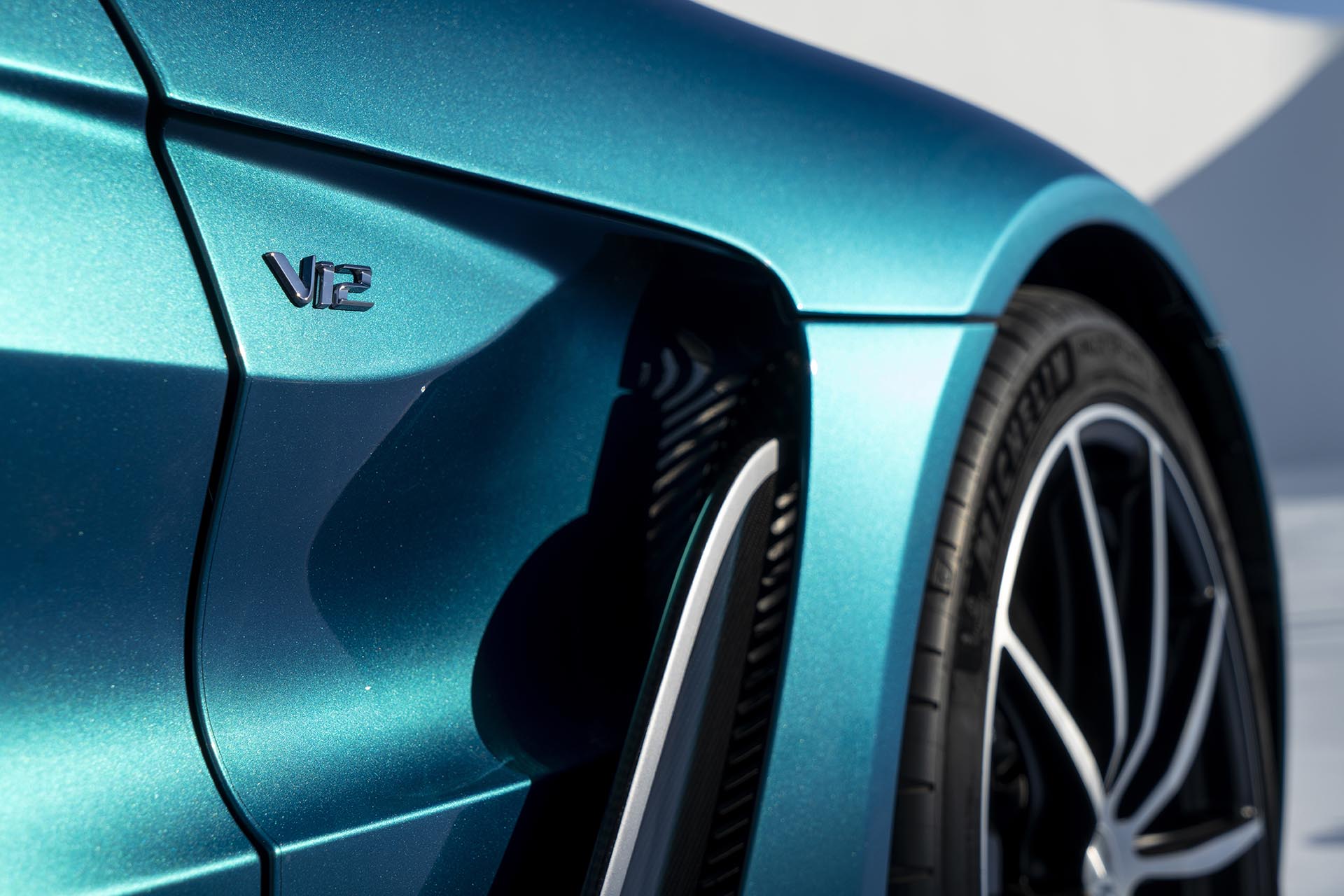Aston Martin V12 Vantage Roadster-1
