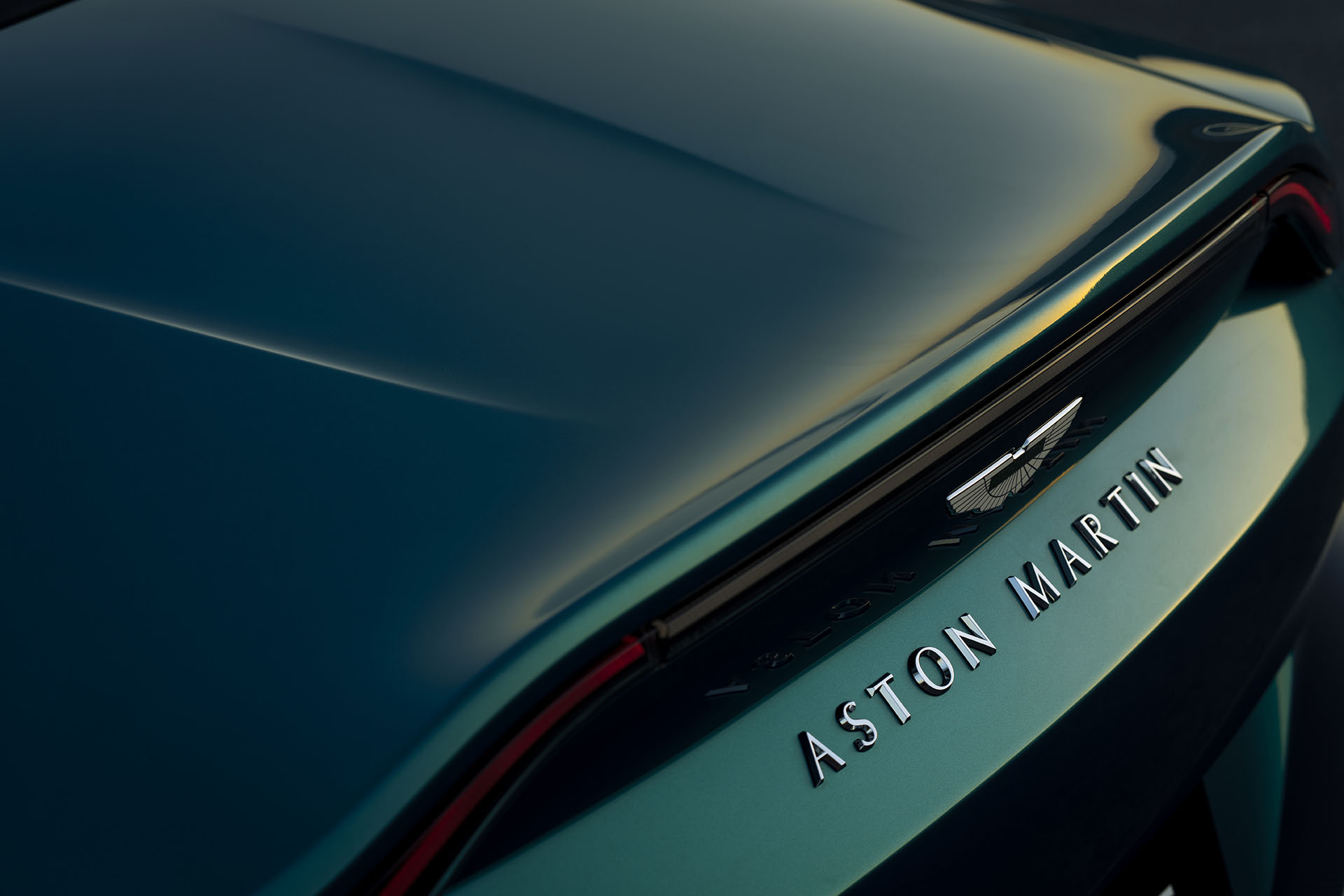 怎能錯過敞篷版？Aston Martin 推 V12 Vantage Roadster、全球限量 249 台！