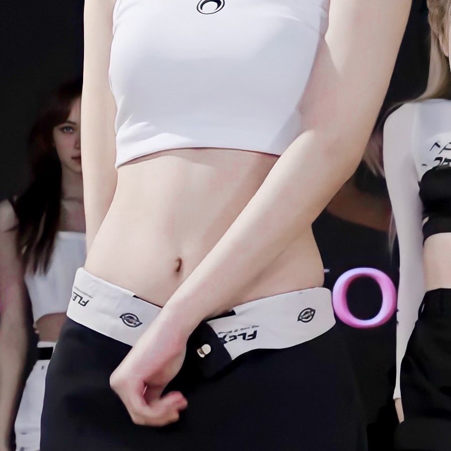 妹子衣櫃｜工裝只能很 MAN ？來看 JENNIE 如何用「 3 招」性感駕馭 Dickies 874 經典神褲！