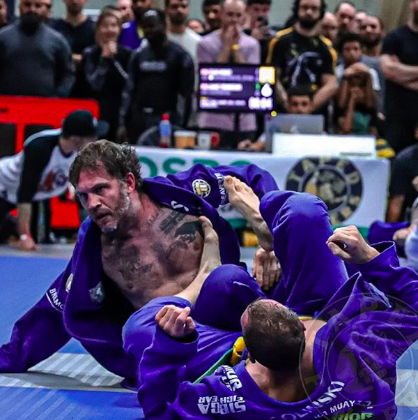 共生體太強！湯姆哈迪參加 2022 巴西柔術「奪下冠軍」，參賽者：猛毒人很好