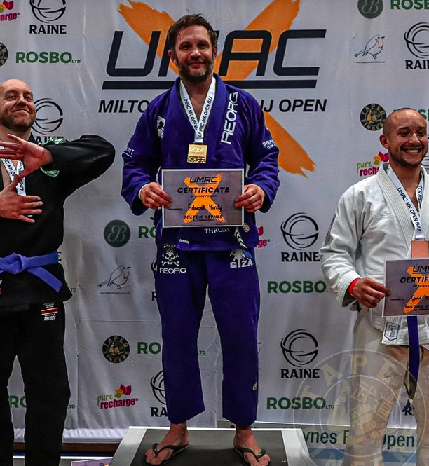 共生體太強！湯姆哈迪參加 2022 巴西柔術「奪下冠軍」，參賽者：猛毒人很好