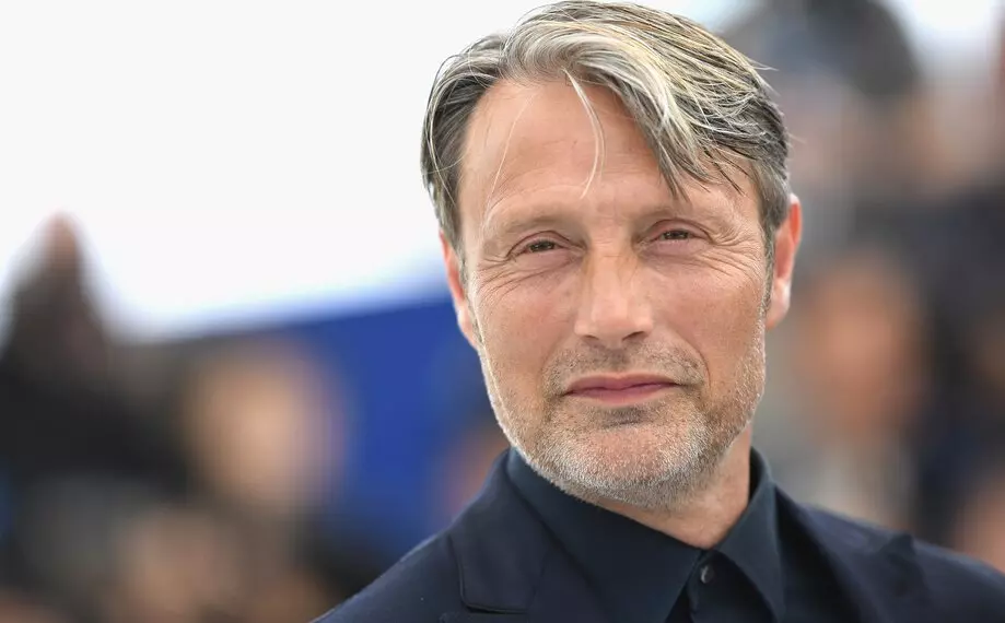 Mads Mikkelsen 被直擊一個人在布拉格的韓國餐廳吃烤肉