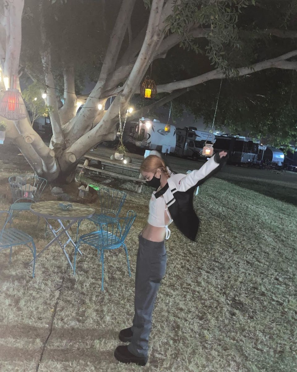 妹子衣櫃｜工裝只能很 MAN ？來看 JENNIE 如何用「 3 招」性感駕馭 Dickies 874 經典神褲！