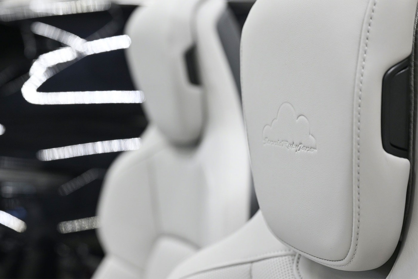 驚人成就！BLACKPINK Jennie 聯手 Porsche 打造「Taycan 4S Cross Turismo」訂製車款