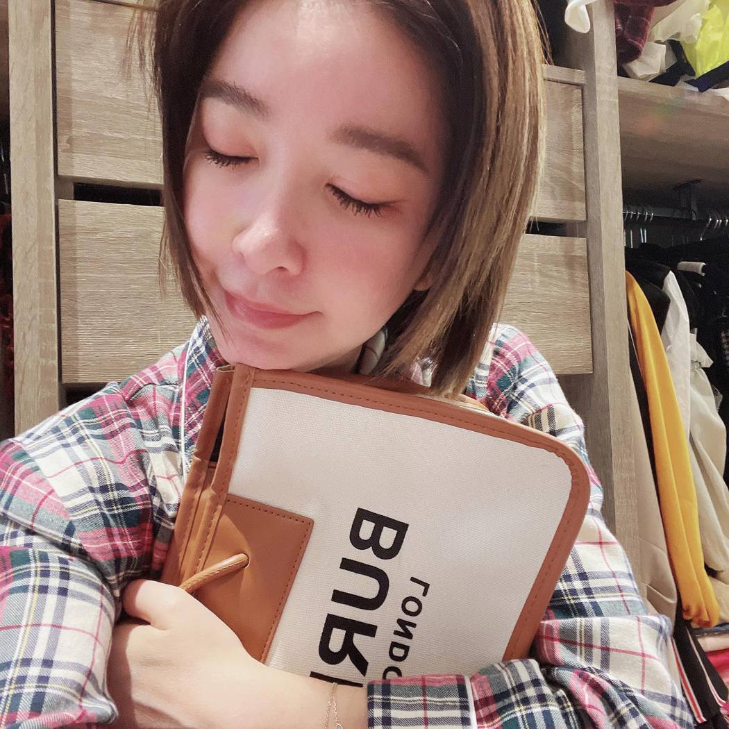 女神許維恩背低仿「 BURBEERY 」精品包被抓到  公開坦承道歉：「對不起大家！」