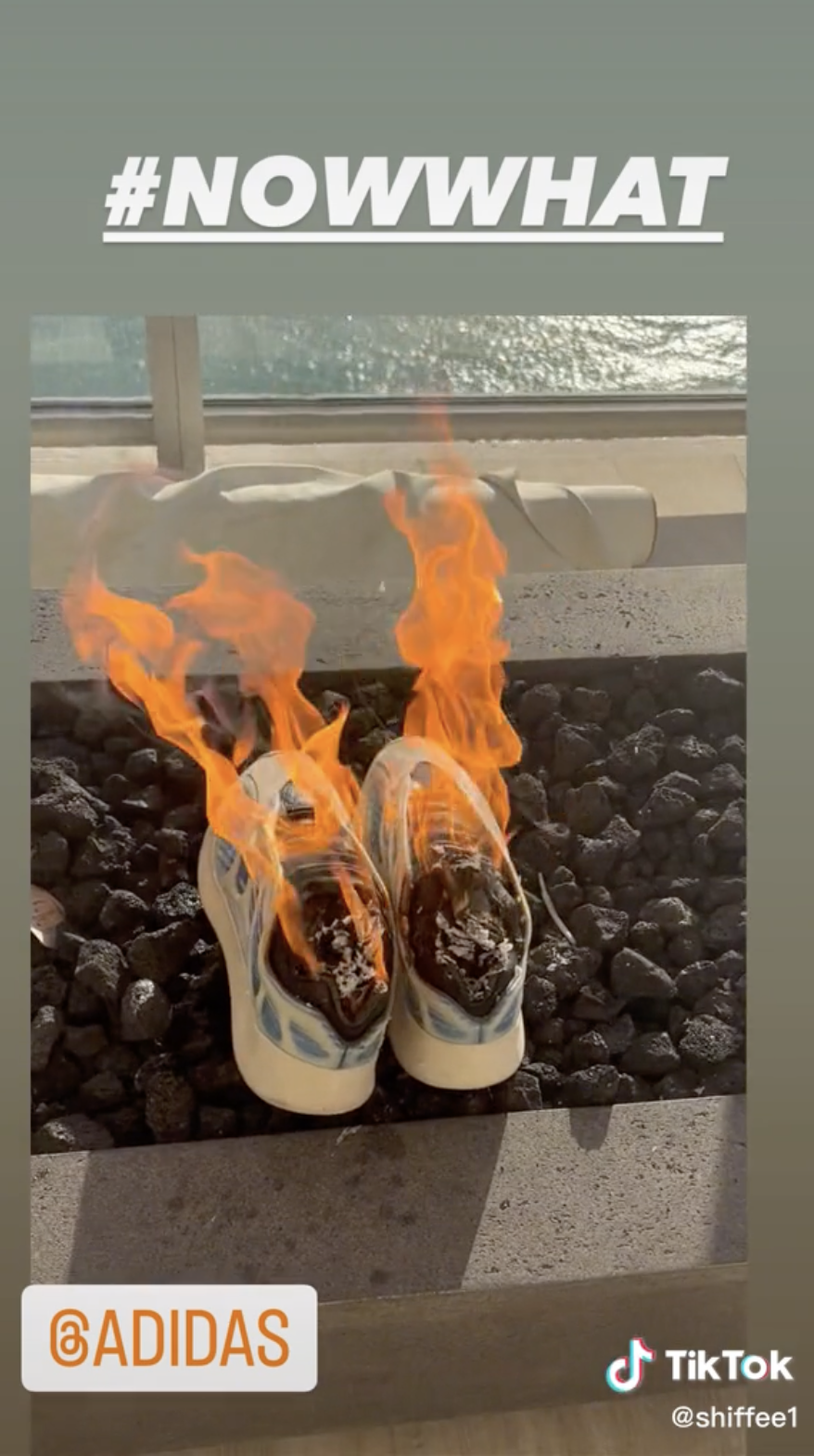 看不下去了！國外網友為抵制 Ye 脫序行為，怒燒 45 雙、市值 48 萬 YEEZY 鞋款收藏！