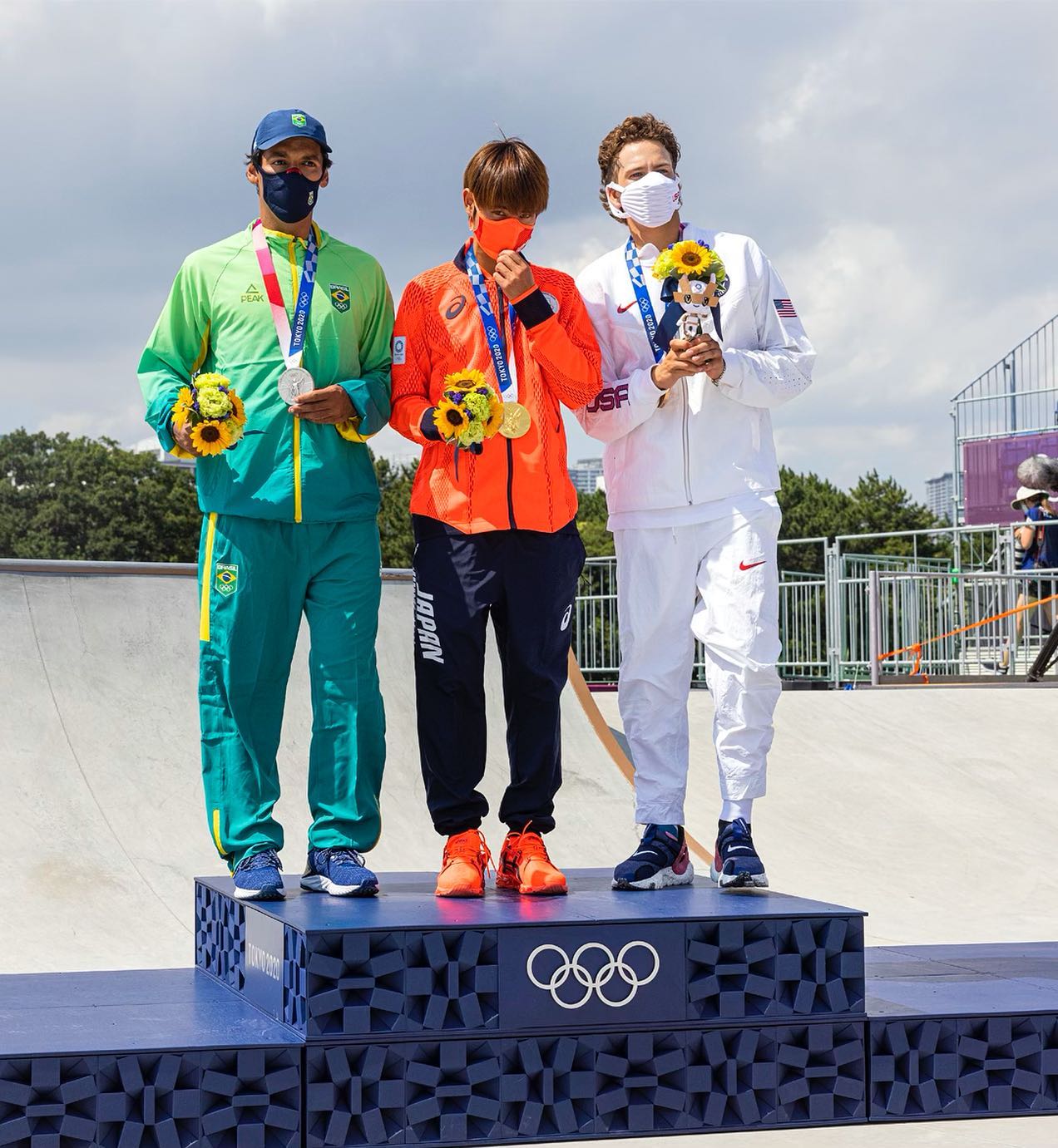 潮流時尚圈爭相追捧！東奧滑板金牌不只鞋品好，個人穿搭也很有一套！