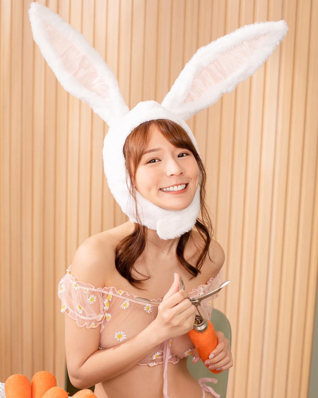 近七萬網友朝聖！林莎 意外公開「寫真月曆」隱藏圖像引發熱議：確定這樣可以？！