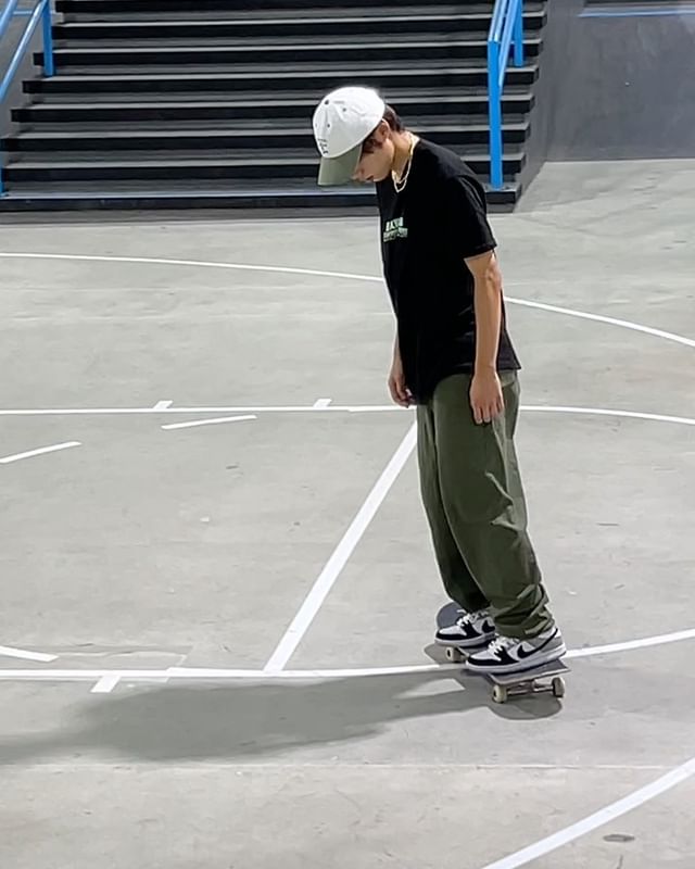 潮流時尚圈爭相追捧！東奧滑板金牌不只鞋品好，個人穿搭也很有一套！