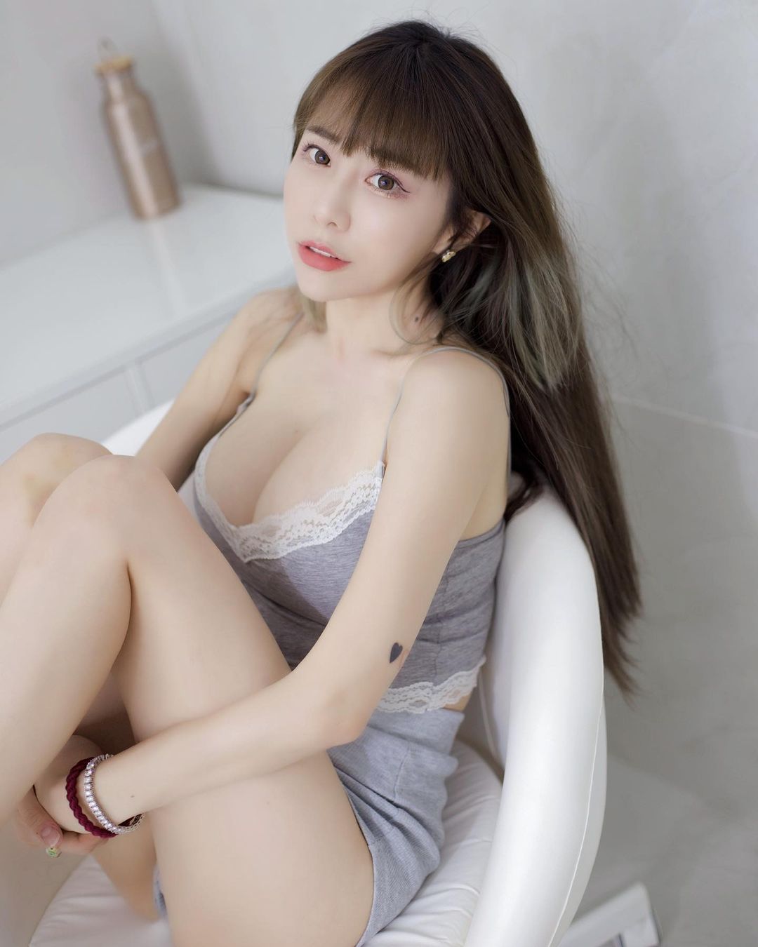 梓梓清夏天庫存！中空比基尼擠出超深乳溝，真人版娜美當之無愧！