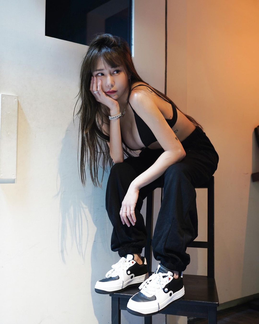 梓梓清夏天庫存！中空比基尼擠出超深乳溝，真人版娜美當之無愧！