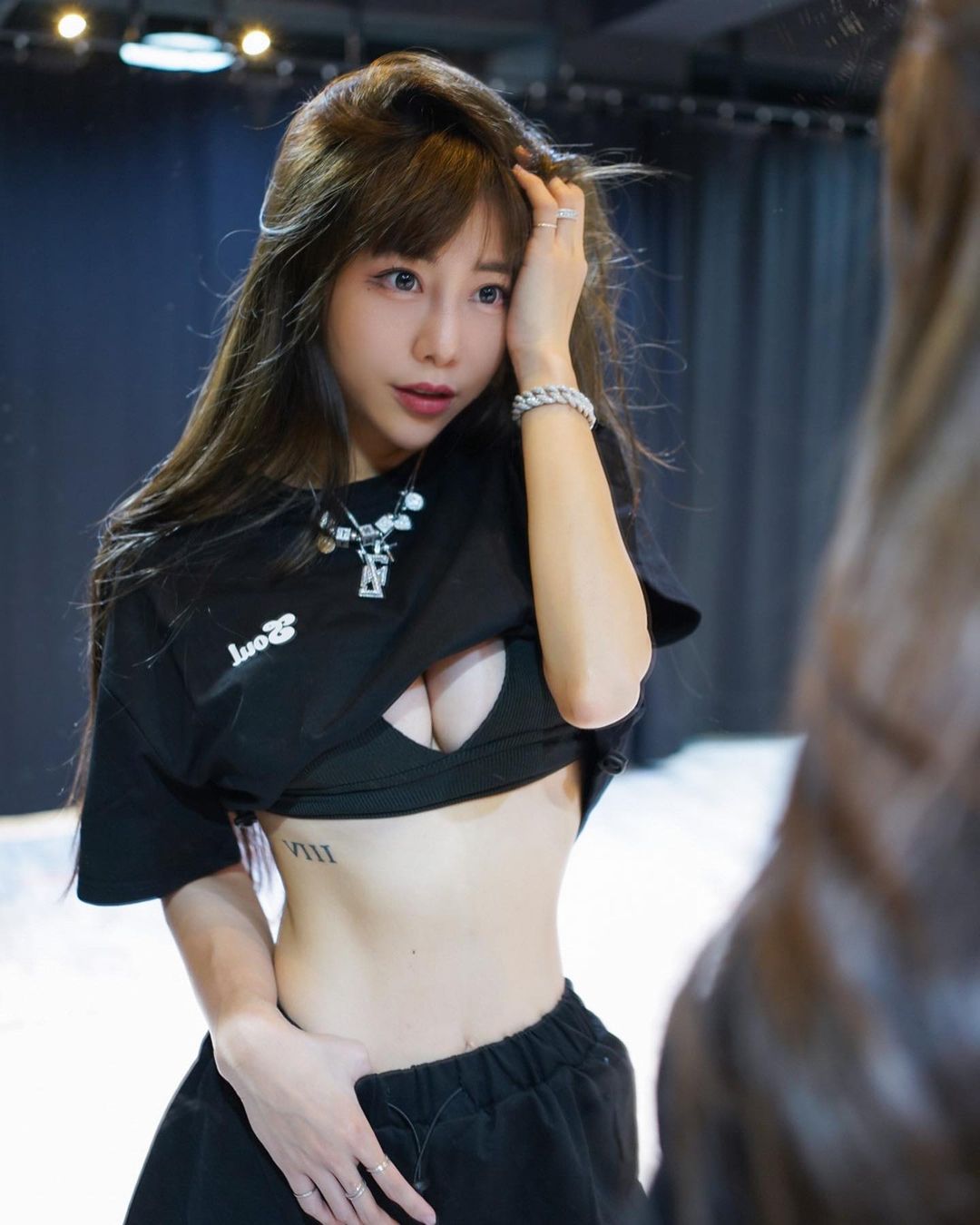 梓梓清夏天庫存！中空比基尼擠出超深乳溝，真人版娜美當之無愧！