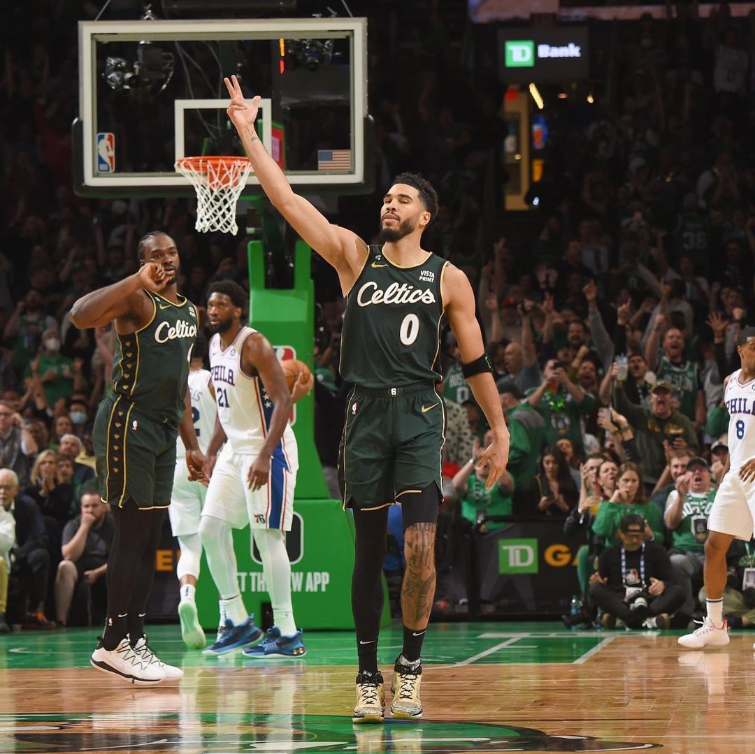 三分線晃飛到油漆區！哈登帥氣擺脫年度最佳防守球員聰明哥，像海一樣的空檔三分結果...