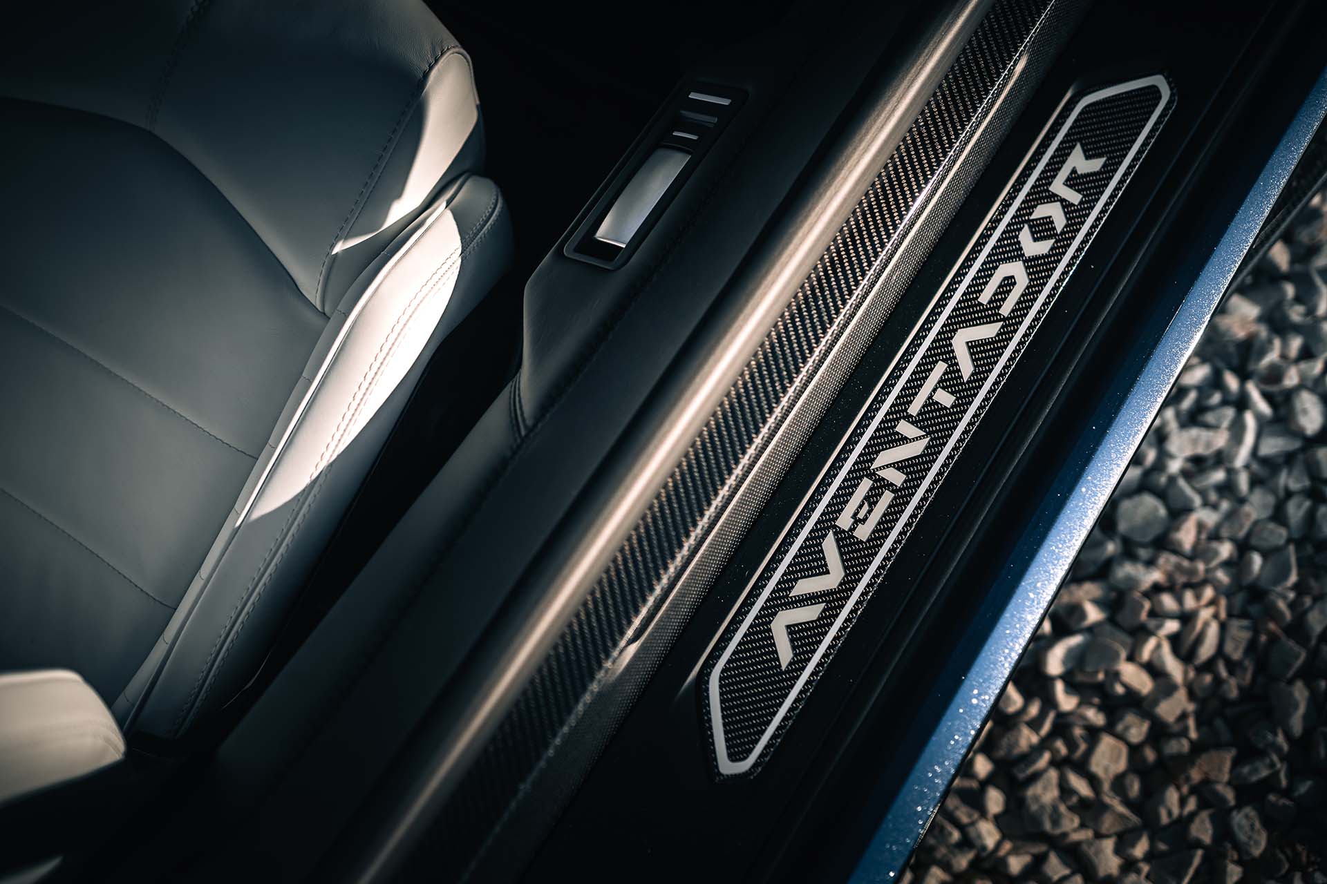 眼眶泛淚！Lamborghini 最後一輛 Aventador 正式下線，復刻經典 Miura Roadster 致上最高敬意