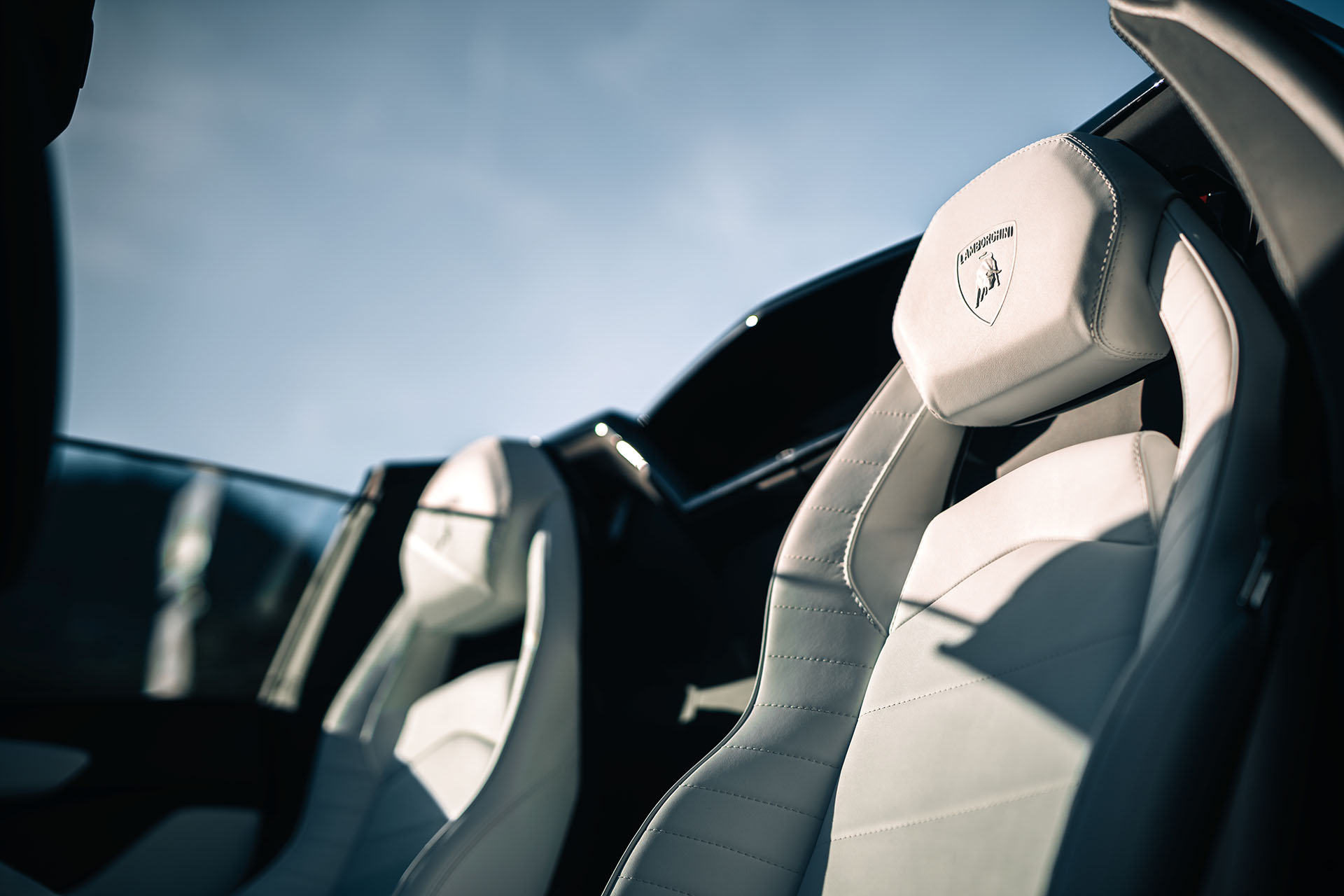 眼眶泛淚！Lamborghini 最後一輛 Aventador 正式下線，復刻經典 Miura Roadster 致上最高敬意