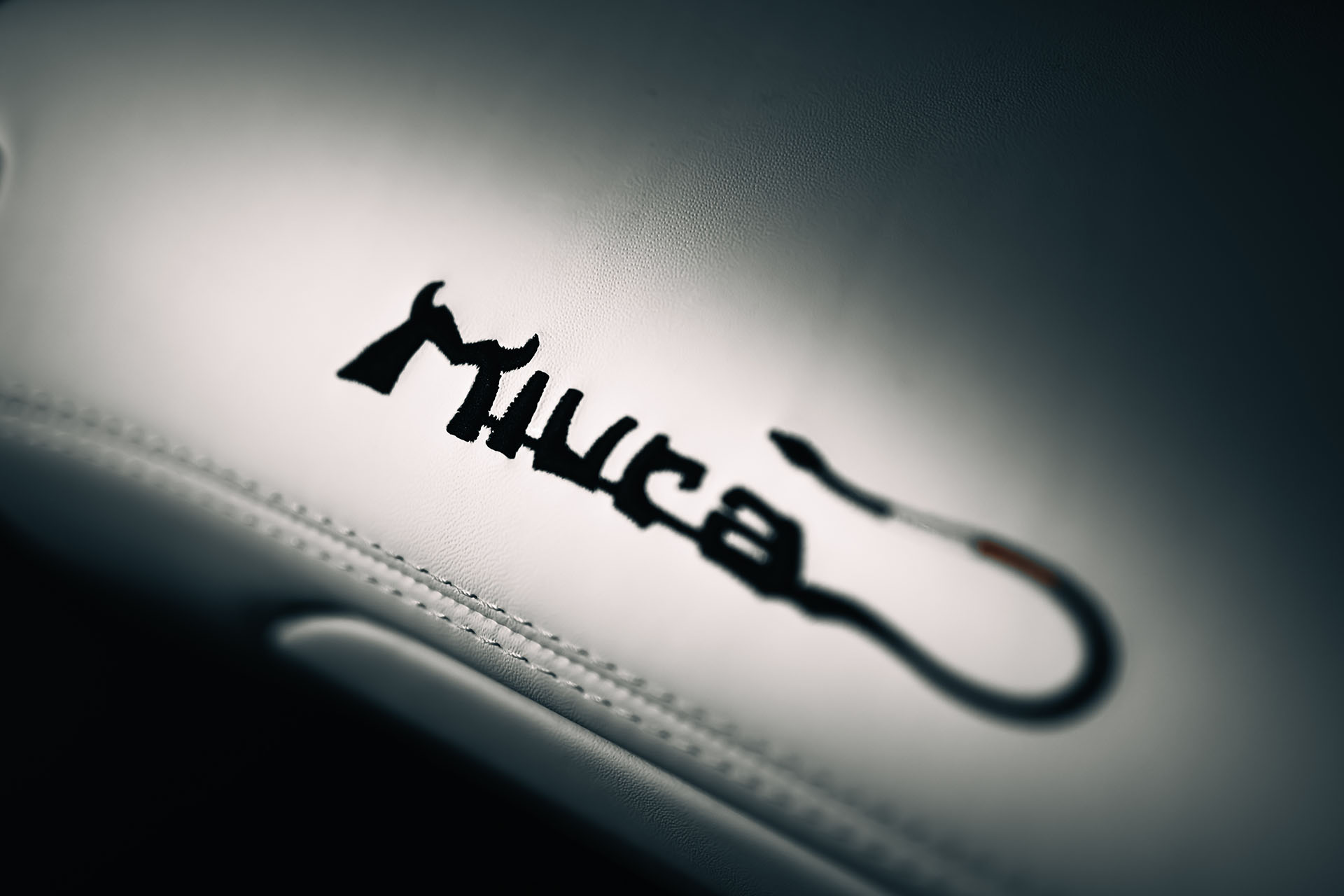 眼眶泛淚！Lamborghini 最後一輛 Aventador 正式下線，復刻經典 Miura Roadster 致上最高敬意