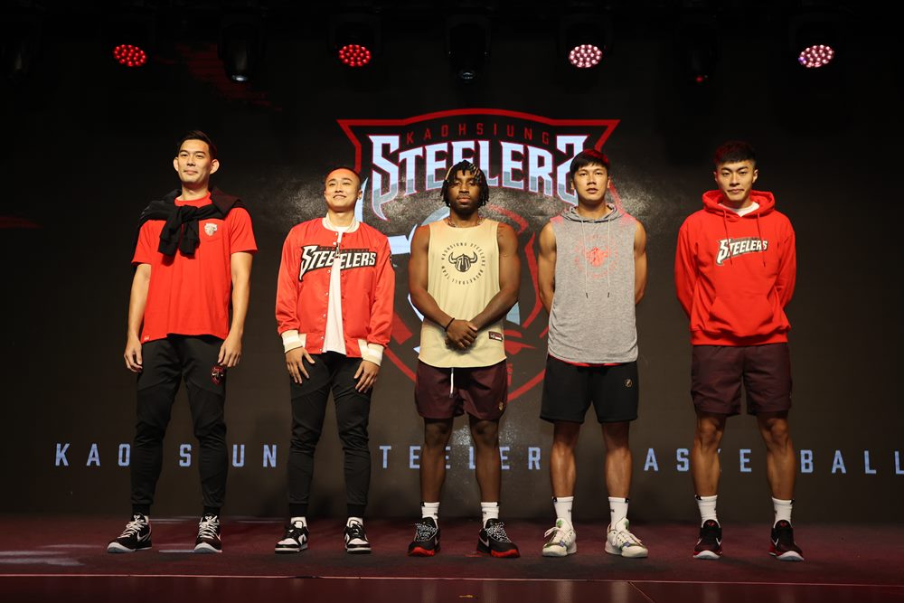 新賽季改頭換面！高雄鋼鐵人正式冠名 17 直播，新球衣、新 Logo 同步亮相！