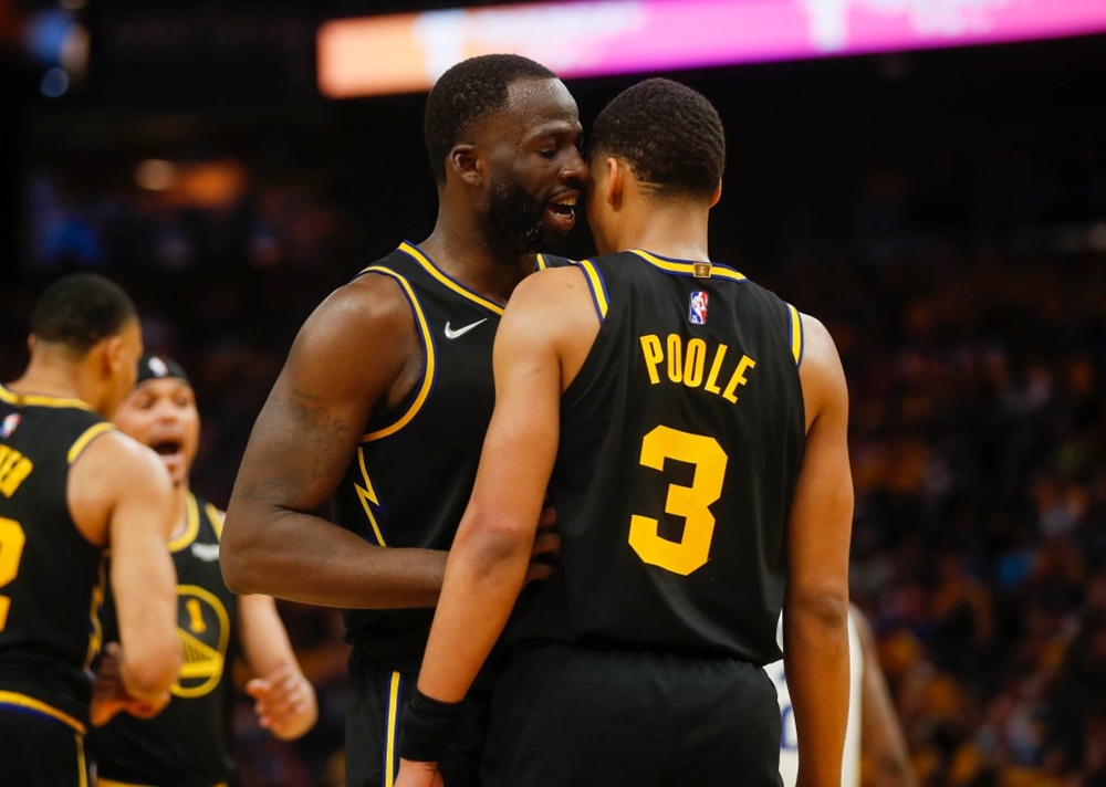 肢體衝突影片曝光！Draymond Green 練習中突揍 Jordan Poole 畫面流出，網友：這一拳也太狠！
