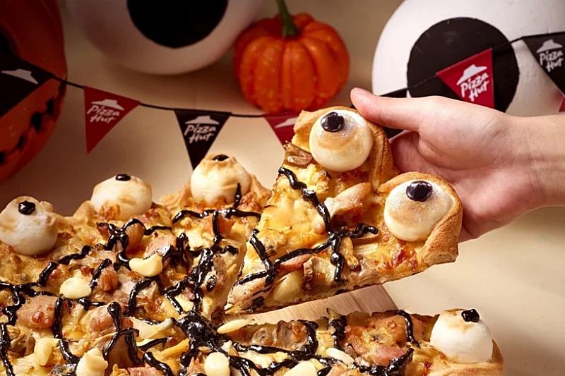 必勝客又出怪招！2022 萬聖節限定「眼球湯圓蒜頭雞比薩」超台味～網笑：再度一秒惹怒義大利