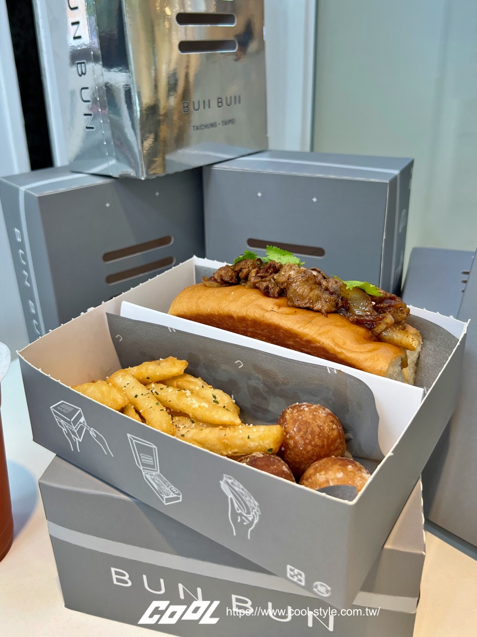 台中打卡美食《BunBun棒棒》插旗台北！香酥奶油熱狗堡 + 滿滿餡料一吃上癮、大推「油條麻辣豬」台味十足
