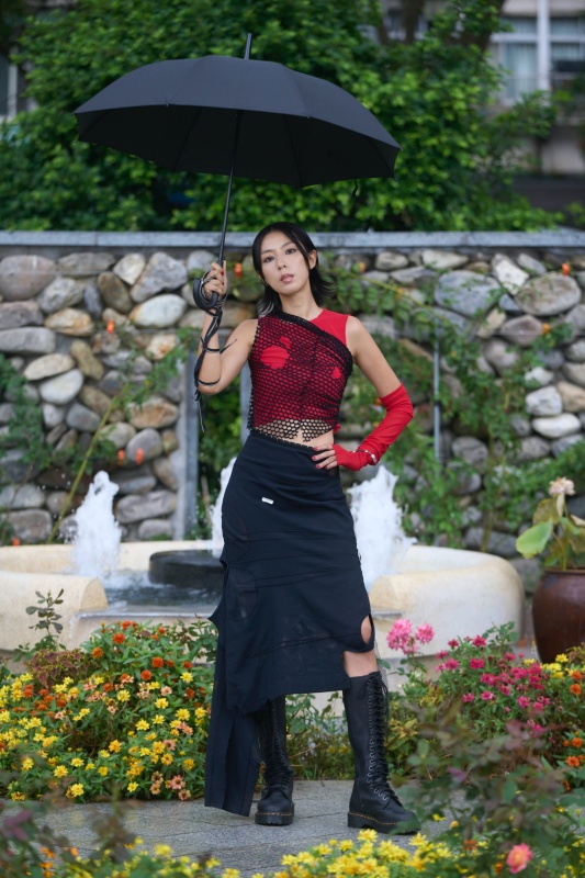 眾星齊聚臺北玫瑰園！ JENN LEE 23 春夏時尚大秀「野性女力」恣意綻放