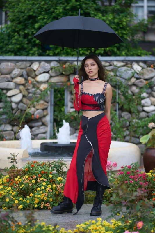 眾星齊聚臺北玫瑰園！ JENN LEE 23 春夏時尚大秀「野性女力」恣意綻放