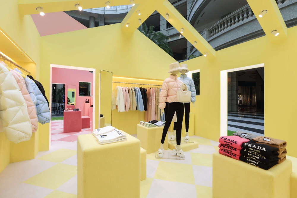 超夢幻粉嫩店裝！ Prada 全新 Prada Village 期間限定店登陸台北 Bellavita ！
