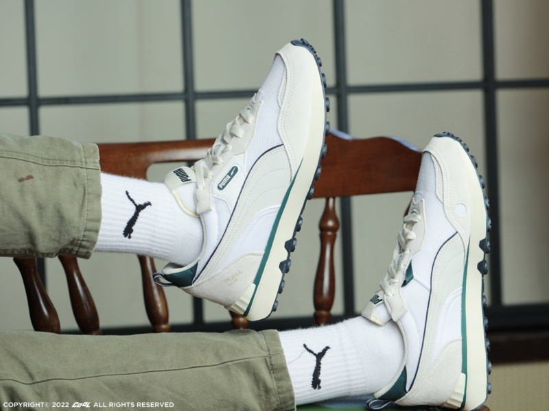 美式復古學院風潮來襲！今年秋冬你還差一雙常春藤綠PUMA Rider FV，準備席捲校園！