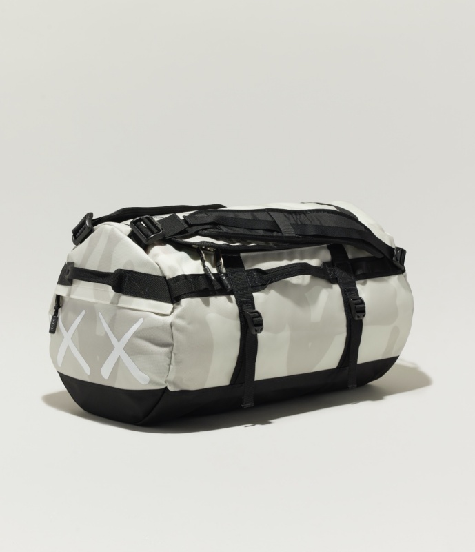 台灣販售資訊來了！ The North Face x KAWS 第二彈聯名發售店點及全品項公佈，黑魂鞋履和外套必收！