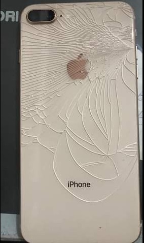 iPhone 失手摔碎奇蹟變出「天使翅膀」網友笑：也幫我摔一個藝術品