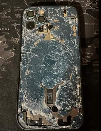 iPhone 失手摔碎奇蹟變出「天使翅膀」網友笑：也幫我摔一個藝術品